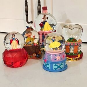 Snow White themed snow globes set of 5